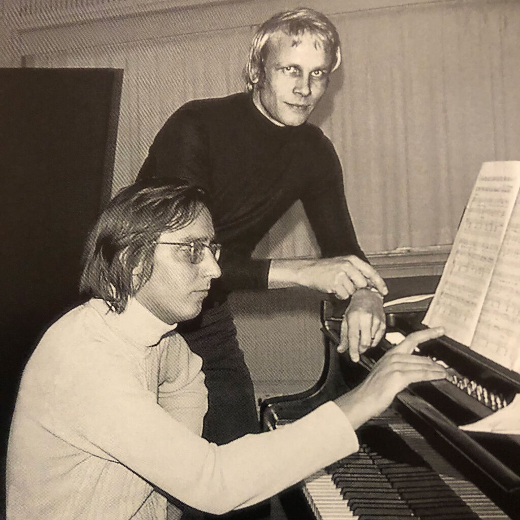 Jorma Hynninen ja Ralf Gothoni pianon ääressä.