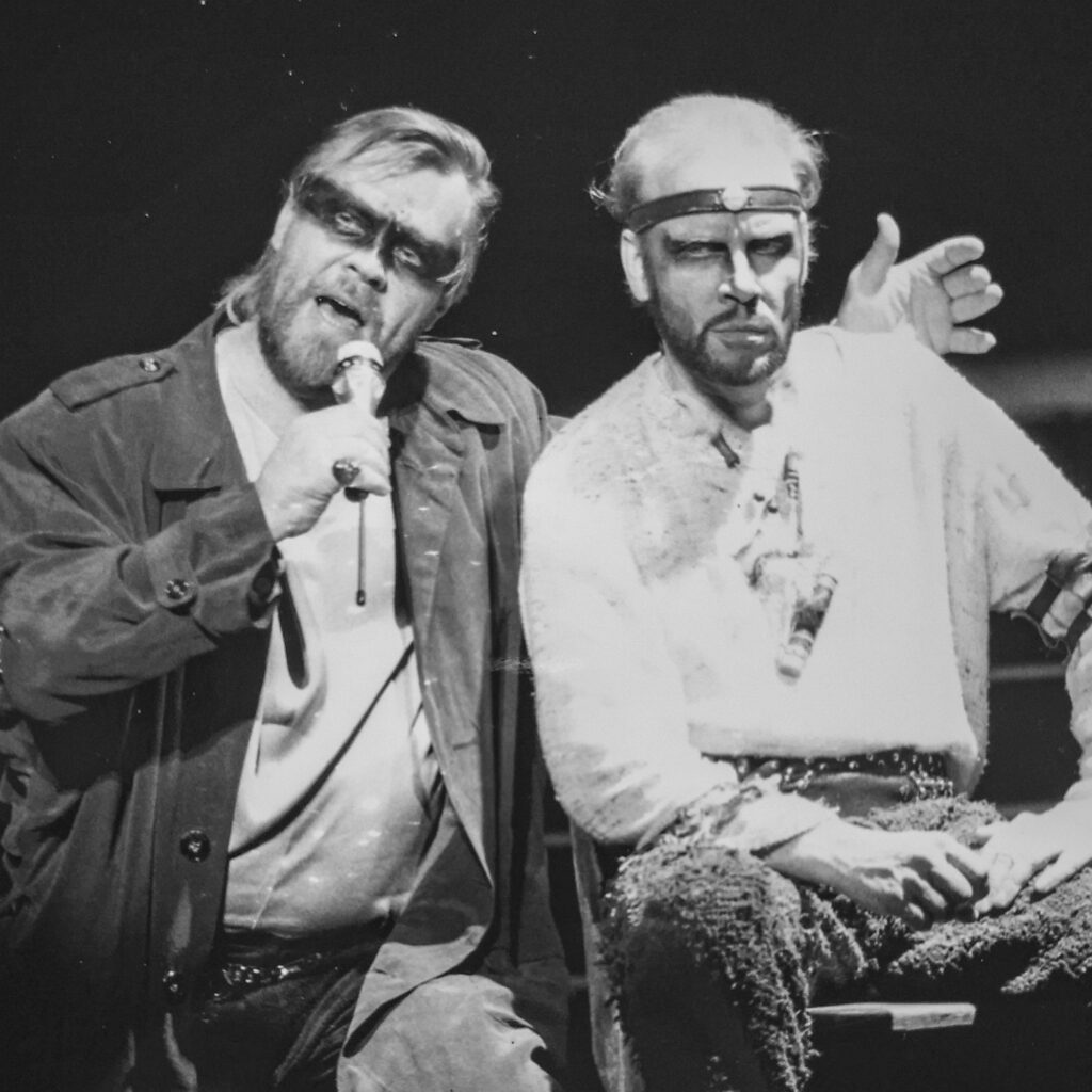 Vuoden 2000 kuvassa esiintyvät Kullervo-oopperassa Jorma Hynninen ja Vesa-Matti Loiri